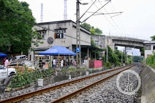 铁路旁网红店叫什么,揭秘铁路旁的美食传奇店铺